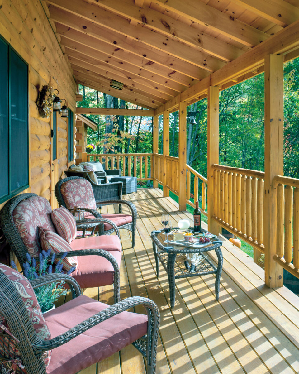 Farmers porch ideal for guest to watch the sun rise and set over the lake.